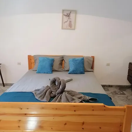 Ekaterini Apartman Néa Péramos